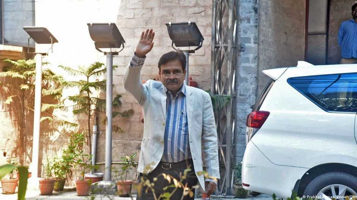 अभिजीत गंगोपाध्याय के राजनीति में उतरने पर क्यों छिड़ी बहस अभिजीत गंगोपाध्याय के राजनीति में उतरने पर क्यों छिड़ी बहस